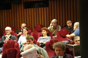 Bývalí riaditelia v publiku: hore v strede Milan Materák, celkom vľavo Ing. Rudolf Šimko. Vpredu, zakrytý letákom, sedí Jozef Darmo.